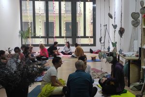 Alumnes compartint durant el curs de Mindfulness