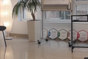 Esperant l'arribada dels alumnes. Centre Psicologia Carme Bosch