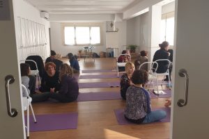 Alumnes compartint durant el curs de Mindfulness
